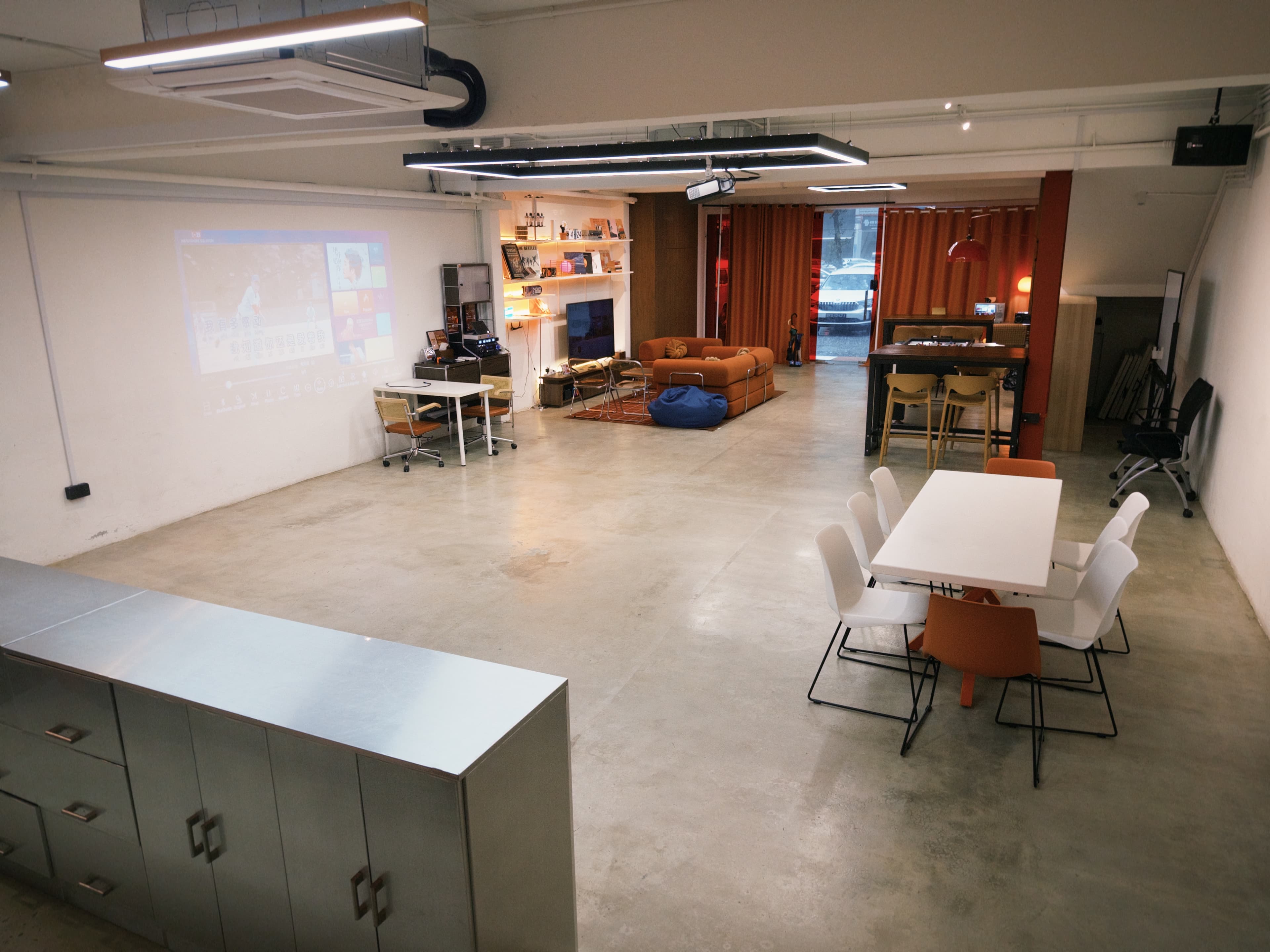 The Offline Room — full floor view